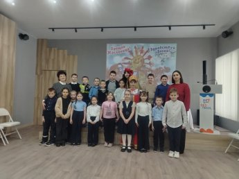 Масленица идёт, мед да блин несёт